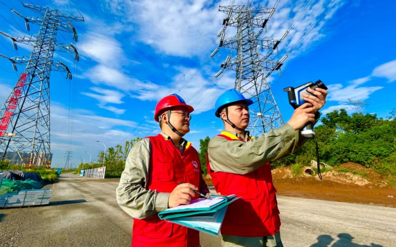 国网湖北电力运维人员对输电线路进行红外测温检查。孟长生摄