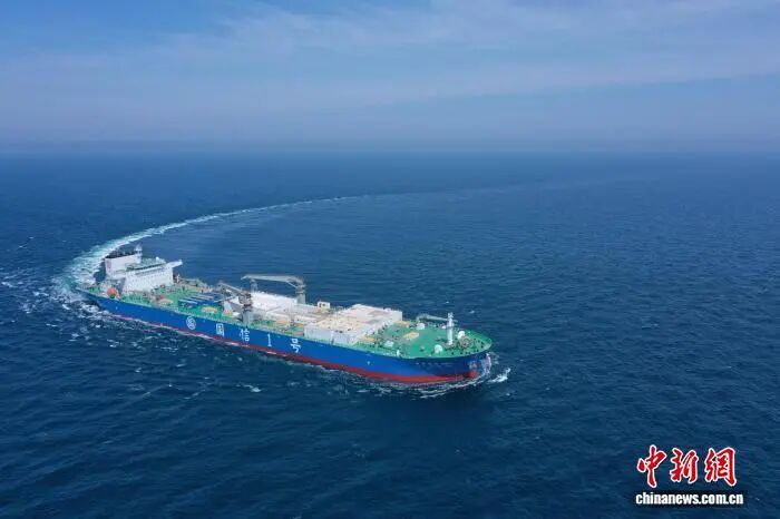 全球首艘10万吨级智慧渔业养殖工船“国信一号”。(无人机照片) 尹言伟 摄