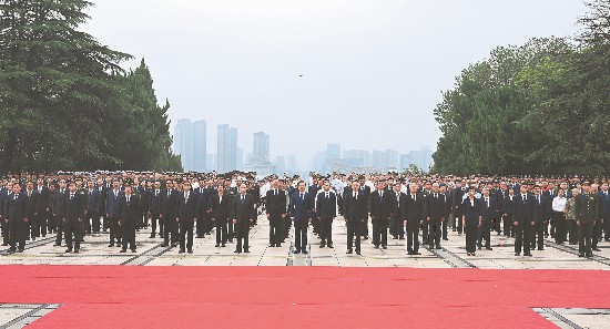 9月30日上午,省暨合肥市烈士纪念日向烈士敬献花篮仪式在蜀山烈士陵园隆重举行。本报记者 杨竹 许昊 摄