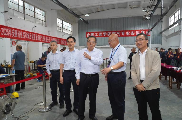 裁判们认真执裁。