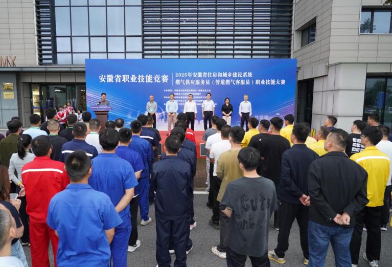 安徽省住房和城乡建设厅二级巡视员汪恭文现场观摩比赛。