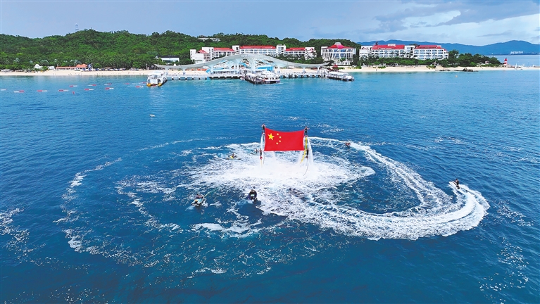 9月30日，三亚蜈支洲岛旅游区员工在海上展示巨幅国旗。海南日报全媒体记者 王程龙 通讯员 陈宏 摄