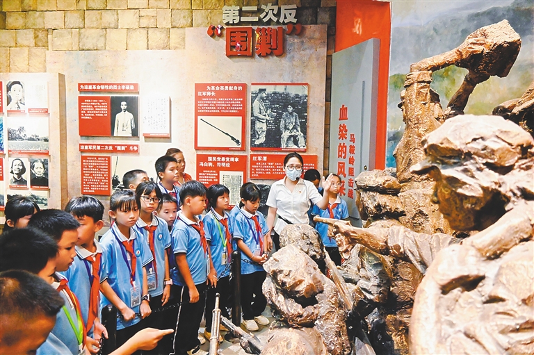 琼海市学生在红色娘子军纪念园开展研学之旅。海南日报全媒体记者 林博新 摄