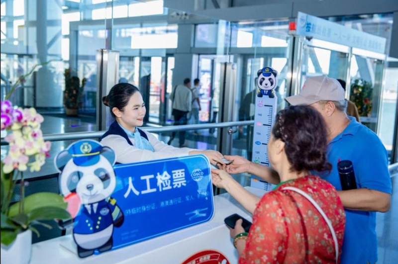 新海港工作人员为游客提供服务。新海港供图