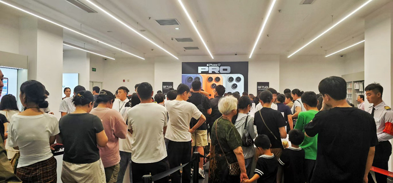 3C数码店人气旺。海控免税供图