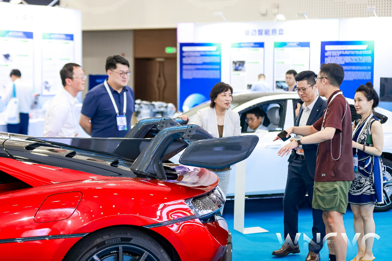 2025世界新能源汽车大会期间，与会嘉宾参观新能源汽车技术展。主办方供图