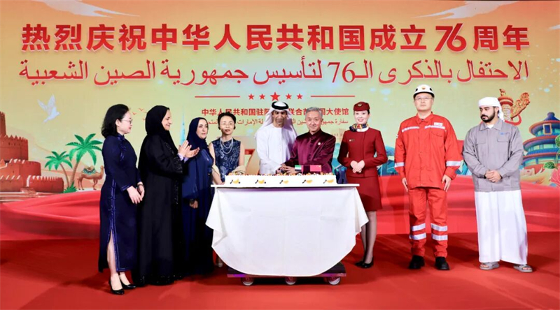共切蛋糕。中国驻阿联酋大使馆供图