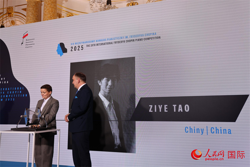 玛尔塔·切恩科夫斯卡抽取首位表演者——来自中国的陶子野。人民网记者 禹丽敏摄