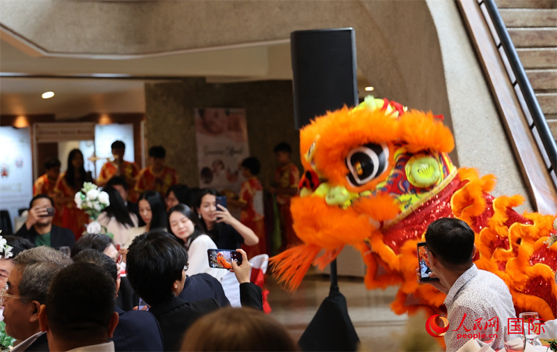 庆典仪式上精彩的中菲文化表演，引来出席嘉宾拍照留念。人民网记者 樊帆摄