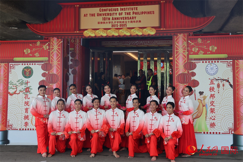 菲律宾安吉利斯城市学院舞蹈队在庆典会场合影。人民网记者 樊帆摄