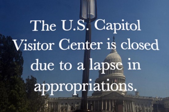 10月1日,在美国华盛顿的美国国会大厦前,公告牌显示国会大厦游客中心因美国联邦政府“停摆”而关闭。新华社记者李睿摄