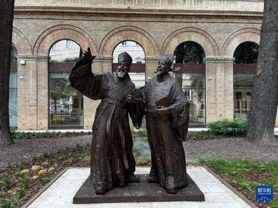 　　这是7月3日在意大利小城马切拉塔拍摄的以利玛窦与中国明代科学家徐光启为原型的雕塑《利徐谈道》。新华社记者 李彦南 摄