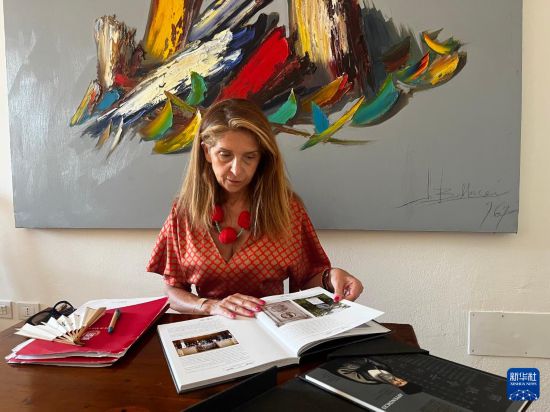 　　7月4日，在意大利马切拉塔，马切拉塔市政府文化部门负责人卡蒂乌莎·卡塞塔翻阅利玛窦相关书籍。新华社记者 李彦南 摄