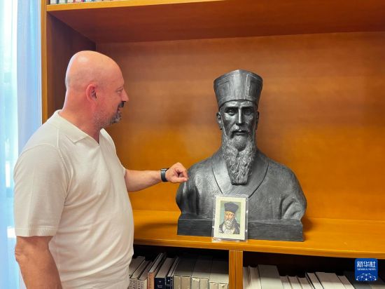 　　7月4日，在意大利马切拉塔，利玛窦国际基金会主席达里奥·格兰多尼（中文名：高达理）介绍利玛窦雕像。新华社记者 李彦南 摄