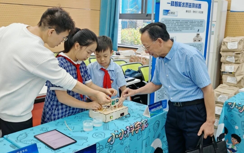 武汉举行青少年水科技实践活动。