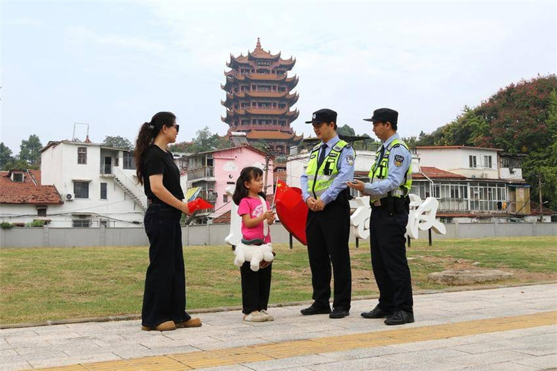 武昌民警在景区周边巡逻