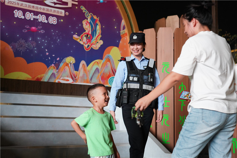 东西湖民警在景区服务群众