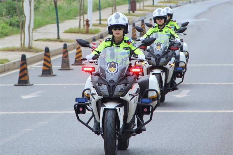 江夏女子快骑队员在景区周边维护交通秩序