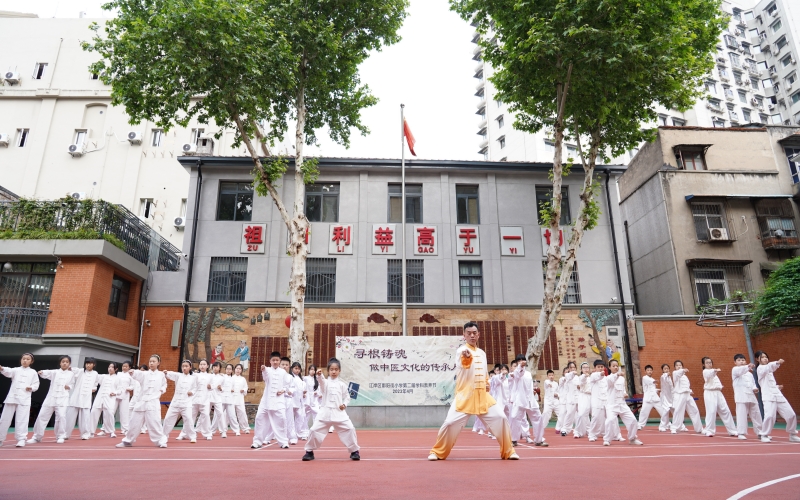 武汉市江岸区鄱阳街小学学生在上武术课。