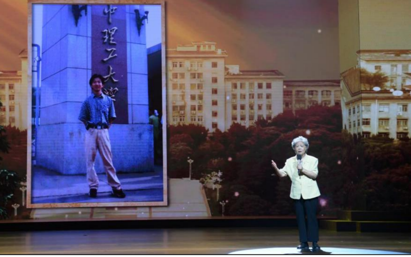 万松的初中班主任戴世罕讲述万松的成长经历。