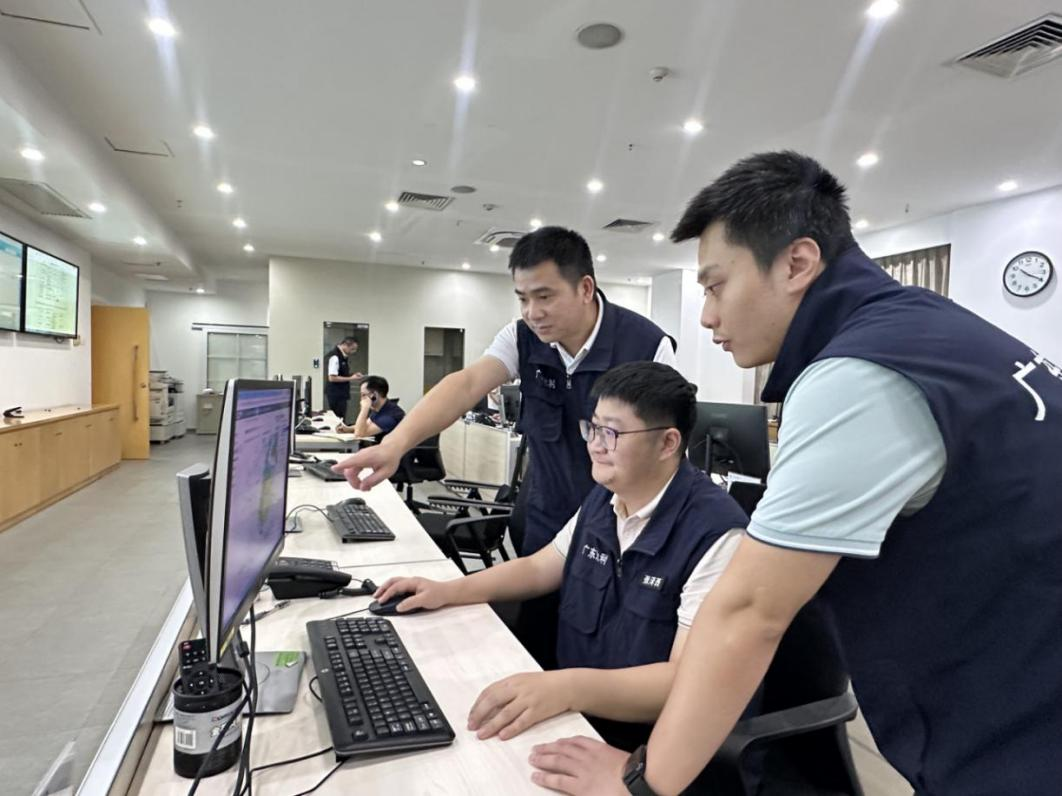 广东省水利厅防汛值班室在讨论台风发展登陆路径。受访者供图