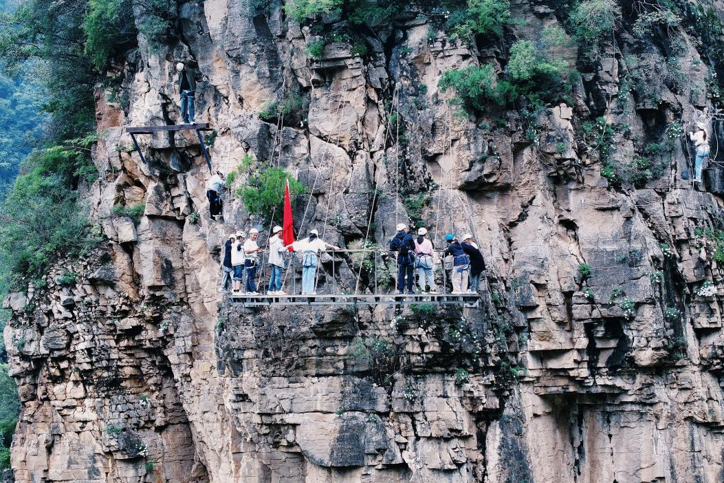 云台山崖壁攀岩吸引众多游客体验。人民网记者 焦磊摄