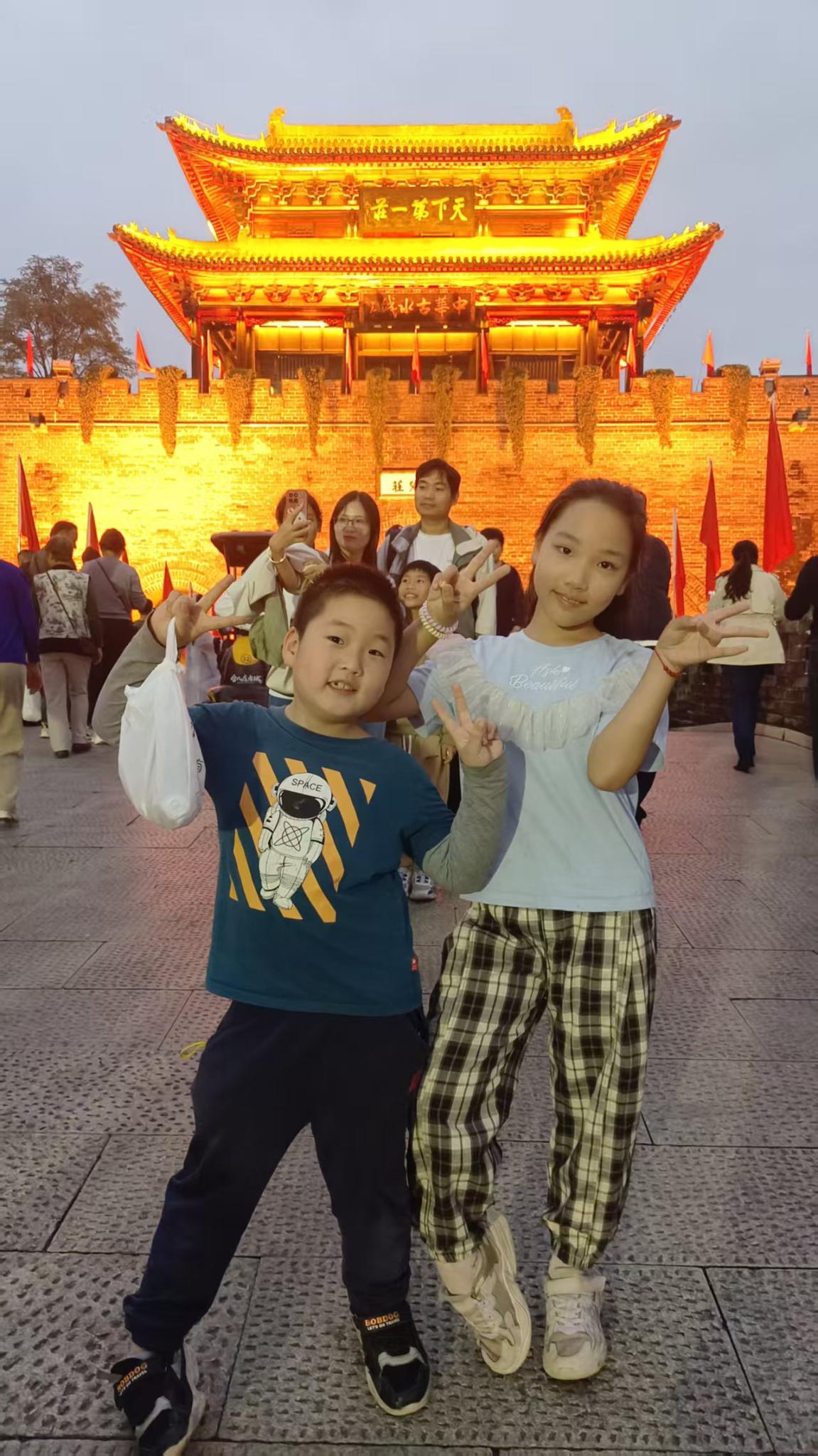 蔡静带着孩子们来到台儿庄古城。受访者供图