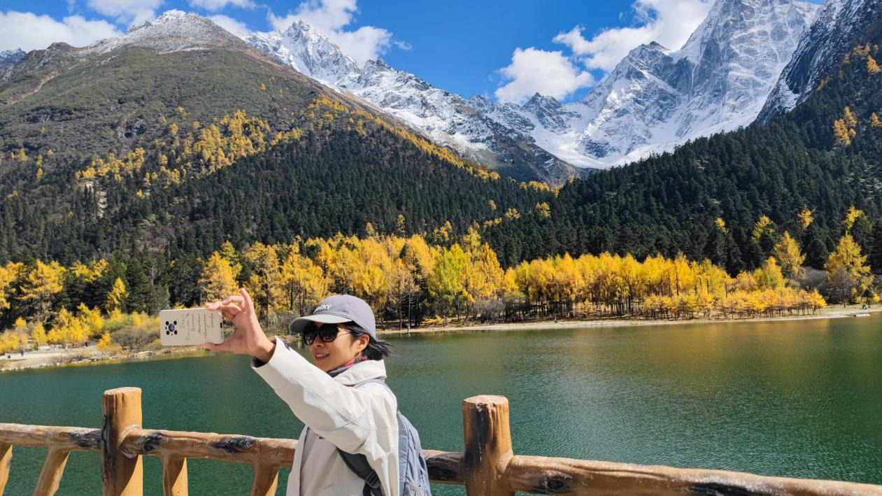 杨阿姨和老伴儿退休后开启了自驾游的旅行生活。受访者供图