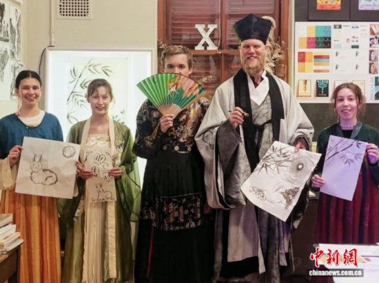 南非斯坦陵布什大学孔子学院团队近日在当地一处艺术中心举办“月满中秋·文化雅集”系列活动。图为与会者展示绘画作品。(斯大孔院供图)