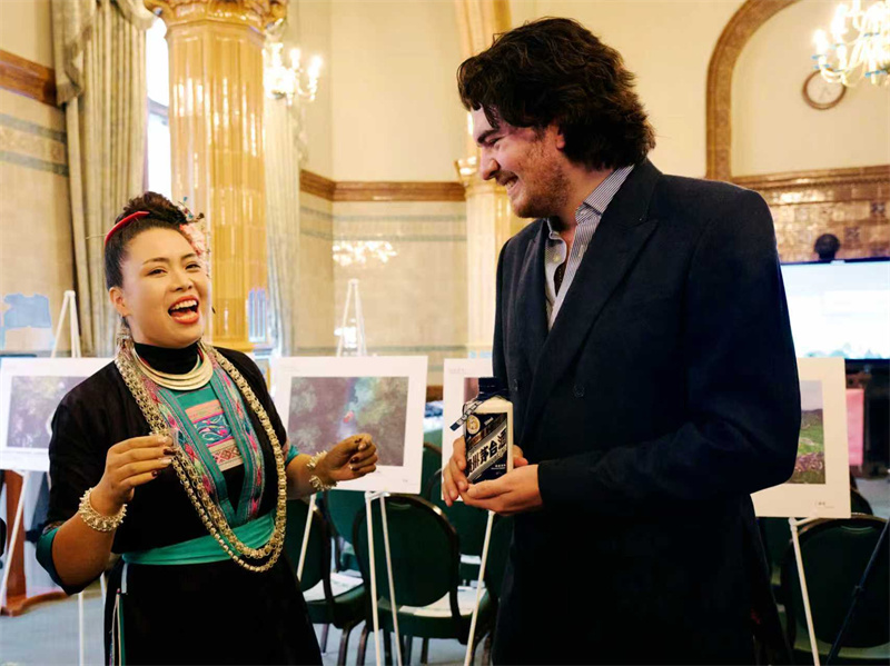 英国观众在现场同演唱《祝酒歌》的侗族歌手互动。杨浩鹏摄