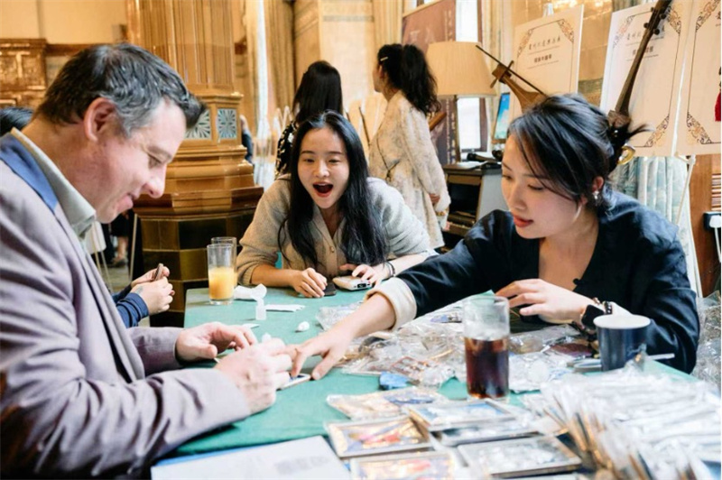 英国嘉宾对贵州非遗手工作品兴趣浓厚。杨浩鹏摄