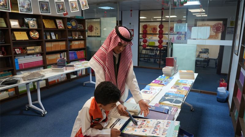 当地中文爱好者学习中文教材。吉达智慧宫中文教育学院供图