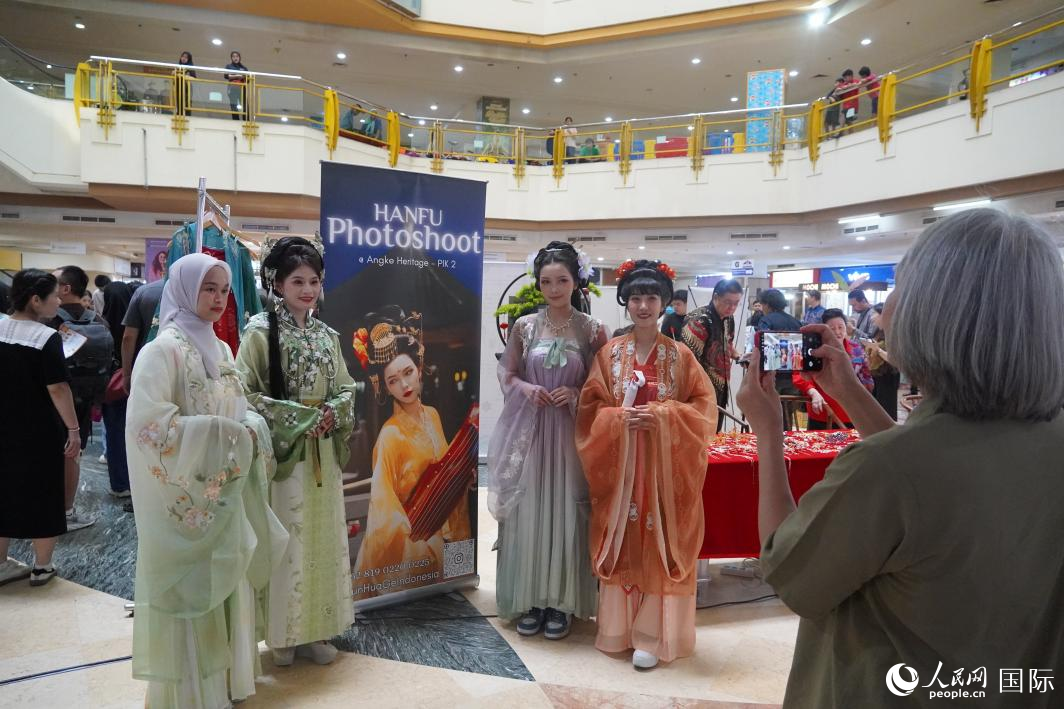 身着汉服的印尼民众拍照留念。人民网记者 曹师韵摄