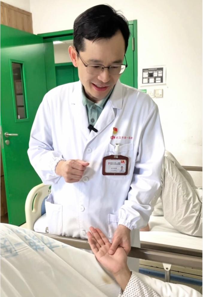 武汉市第一医院医护坚守“无假日医院”承诺，罗东主任为手汗症患者术后查房中。喻雅婷摄