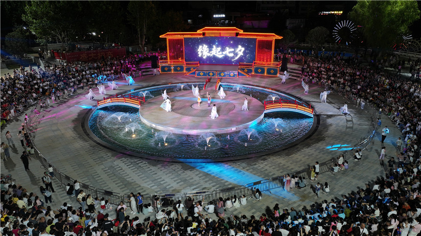 郧西县七夕天街观众如潮。 徐军摄