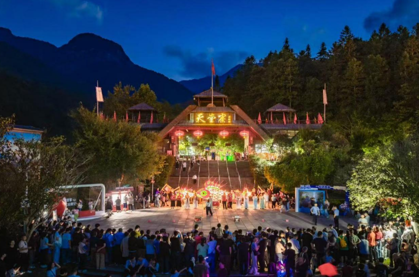 天堂寨景区的夜游活动吸引了大量游客。天堂寨景区供图
