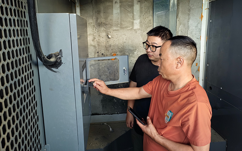 8月19日,秭归县局(营销部)烟叶技术员在设置电烤房烘烤参数。