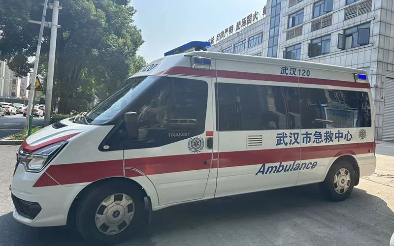 武汉急救中心一线医护人员节日坚守。