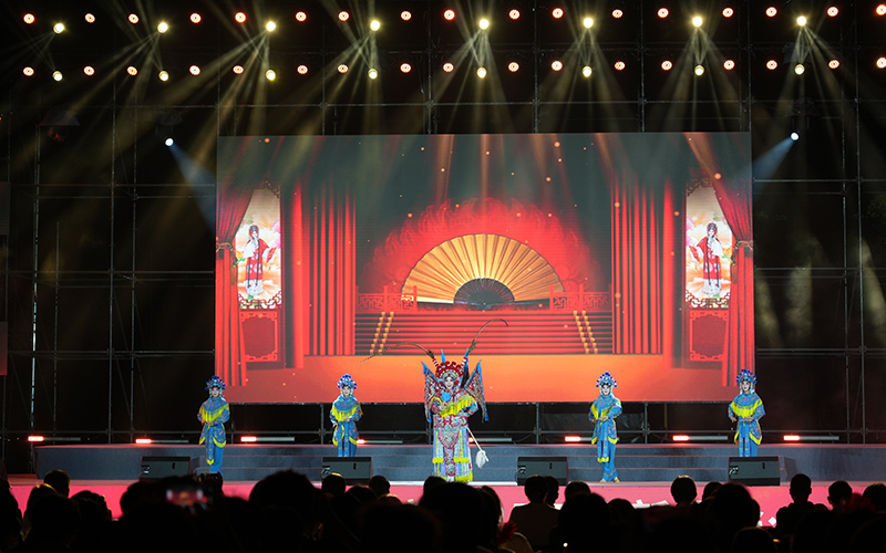 师生联袂演绎京剧《穆桂英挂帅》。