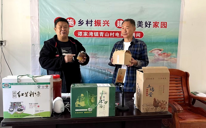 物流服务站内的直播。王晓波摄