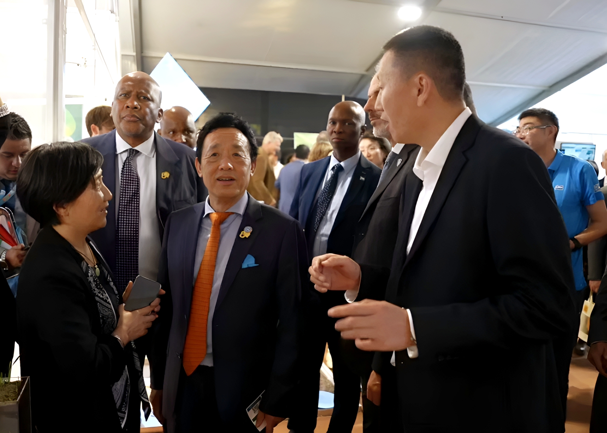 联合国粮农组织总干事屈冬玉视察展台。主办方供图