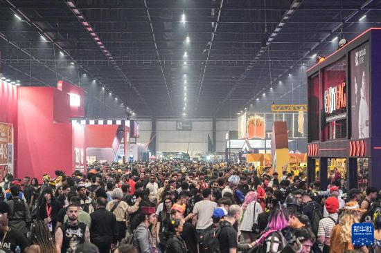　　10月11日，在巴西圣保罗，人们在2025年巴西游戏展览会上参观。新华社发（保罗·洛佩斯摄）