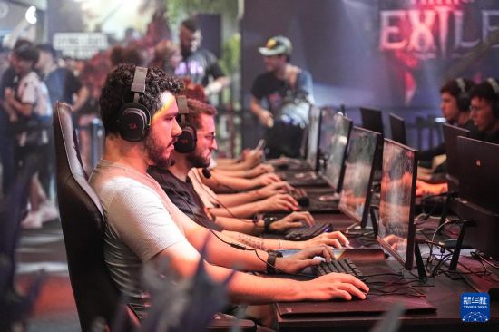 　　10月11日，在巴西圣保罗，人们在2025年巴西游戏展览会上参加电竞比赛。新华社发（保罗·洛佩斯摄）