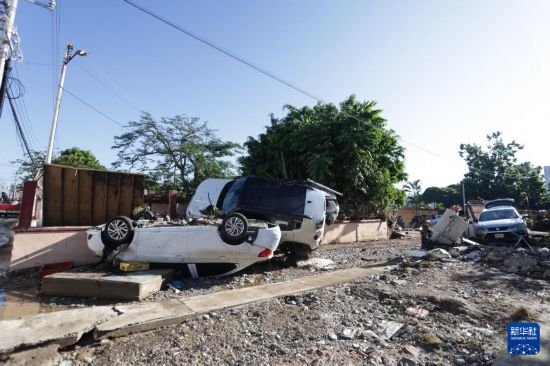 　　10月12日，在墨西哥韦拉克鲁斯州波萨里卡，被洪水冲毁的车辆叠落在路边。华社发（弗朗西斯科·卡涅多摄）