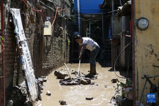 　　10月12日，在墨西哥韦拉克鲁斯州波萨里卡，一名女子清理房屋前的淤泥。新华社发（弗朗西斯科·卡涅多摄）