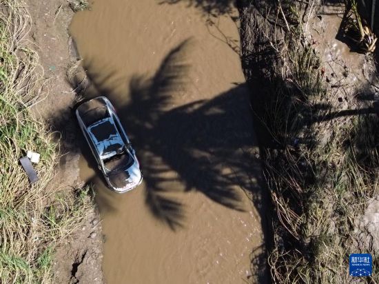 　　10月12日，在墨西哥韦拉克鲁斯州波萨里卡，一辆汽车陷在强降雨导致的积水中（无人机照片）。新华社发（弗朗西斯科·卡涅多摄）