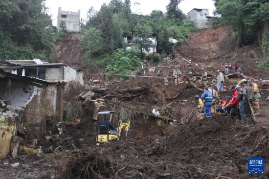 　　10月13日，在墨西哥普埃布拉州瓦乌奇南戈市，救援人员在强降雨引发的山体滑坡现场进行搜救。新华社发（弗朗西斯科·卡涅多摄）