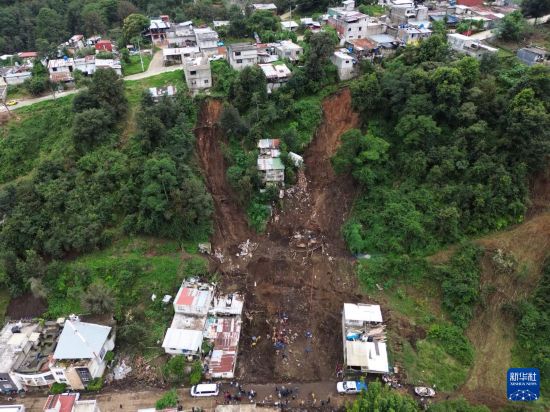 　　这是10月13日在墨西哥普埃布拉州瓦乌奇南戈市拍摄的降雨引发的山体滑坡现场（无人机照片）。新华社发（弗朗西斯科·卡涅多摄）