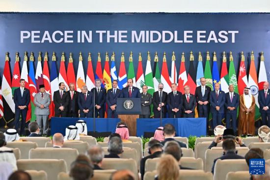 10月13日,在埃及沙姆沙伊赫,埃及总统塞西在峰会上致辞。新华社发(埃及总统府供图)