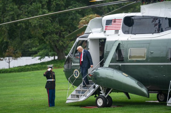 9月30日,在美国首都华盛顿,美国总统特朗普乘直升机返抵白宫。新华社记者胡友松摄